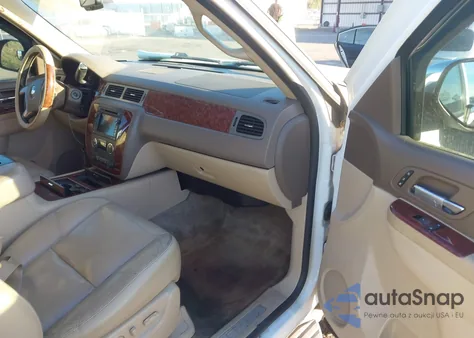 2010 Chevrolet Suburban 1500 Ltz z USA, uszkodzony, nr VIN 1GNUCKE07AR101859